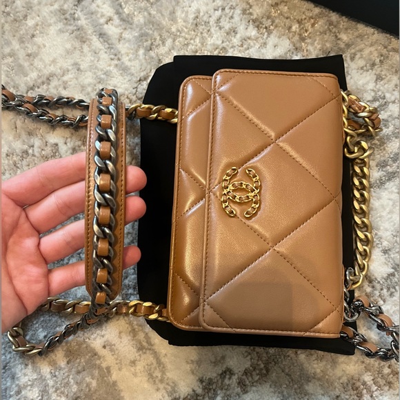 Chanel 19 WOC in Caramel Lambskin - Picture 5 of 13